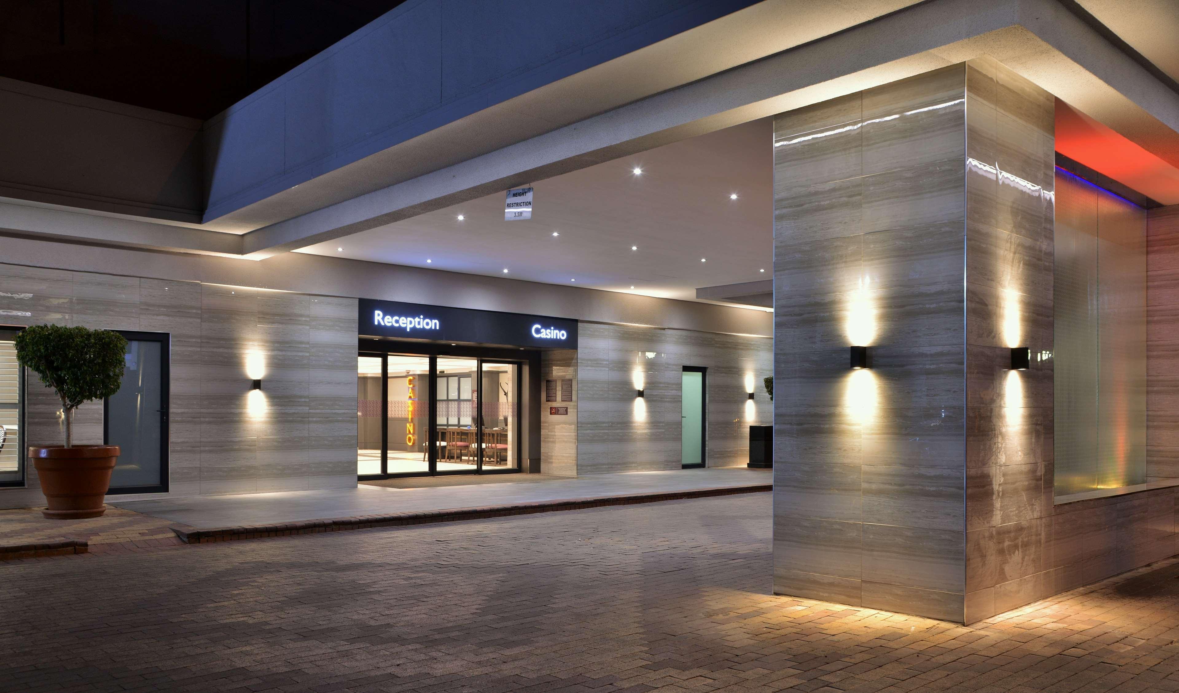 Avani Gaborone Resort & Casino Экстерьер фото